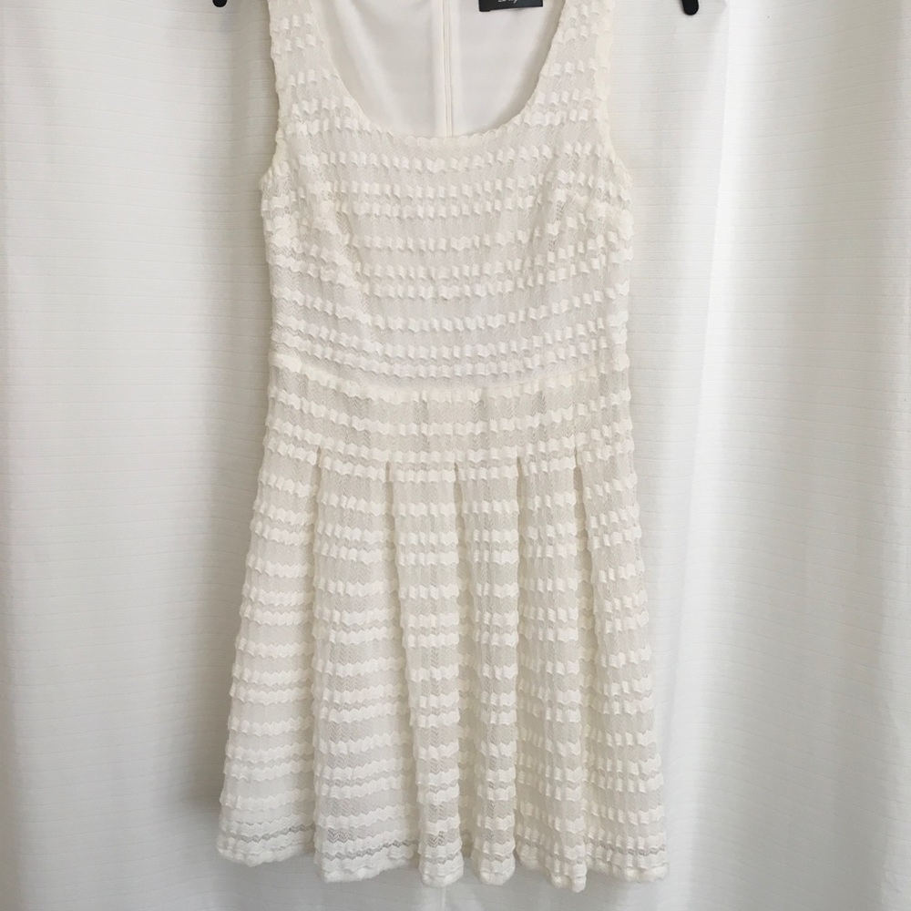 👍4/$30 Guess Ivory Summer Dress